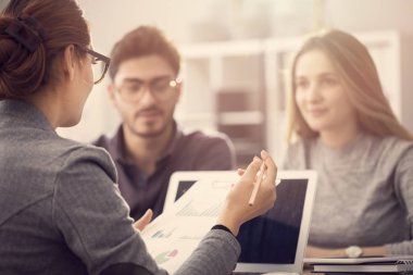 Bir kadın ajanı ile tartışan genç Çift