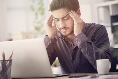 Bilgisayar önünde çalışma yorgun adam
