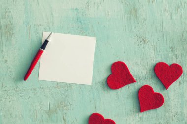 Aşk mektubu vintage ahşap zemin üzerine