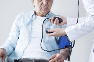 Yaşlı hasta ve hemşire dürtü ölçme 