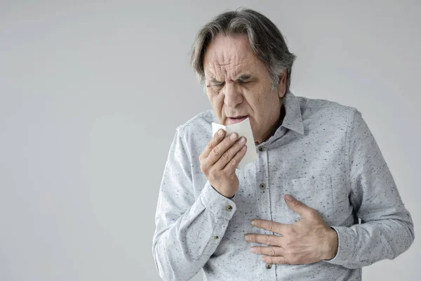 Viejo Tosiendo Tejido — Foto de Stock