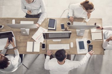 İş tablosu ve toplantı'da çalışanlar