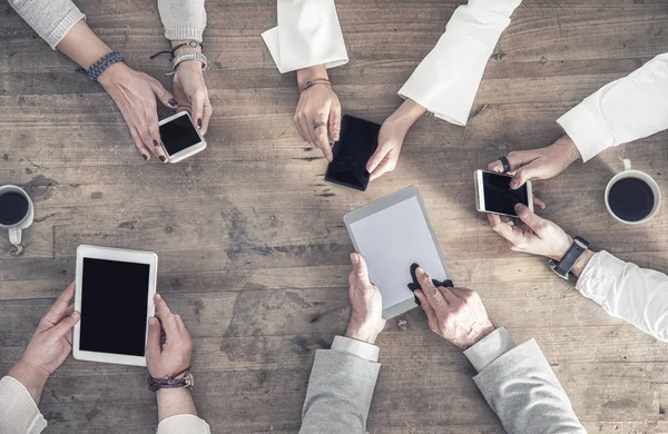 Gente Sostiene Sus Móviles Mano — Foto de Stock