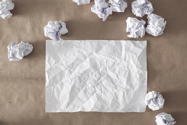 Papel Blanco Arrugado Sobre Fondo Madera — Foto de Stock