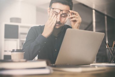 Ofiste yorgun genç iş adamı