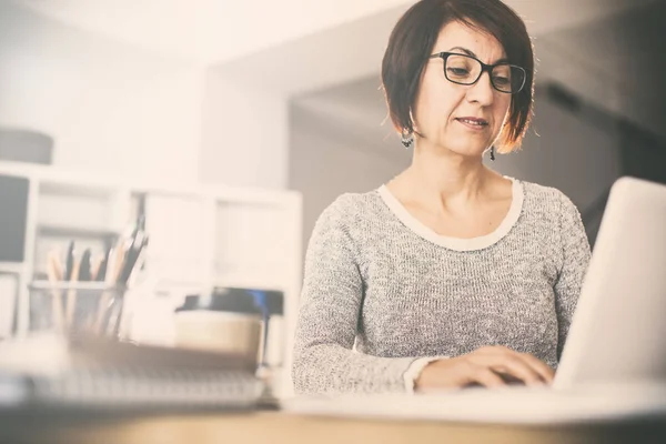 Frau Mittleren Alters Nutzt Computer — Stockfoto