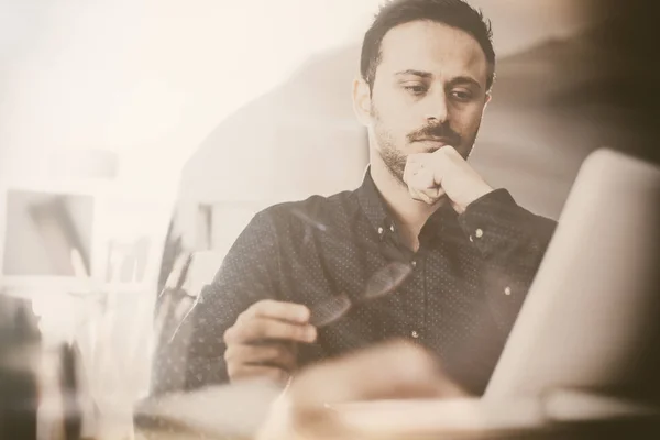 Mann Arbeitet Laptop — Stockfoto