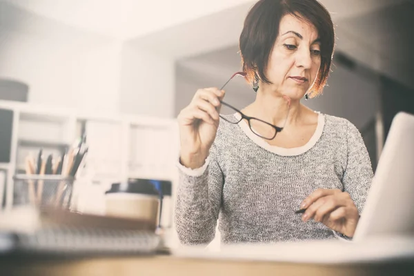 Frau Mittleren Alters Nutzt Computer — Stockfoto