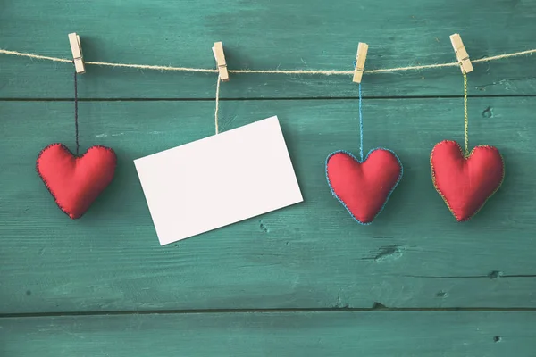 Kırmızı Kalp Şekillerle Mesaj Kağıt Ahşap Arka Plan Asılı — Stok fotoğraf