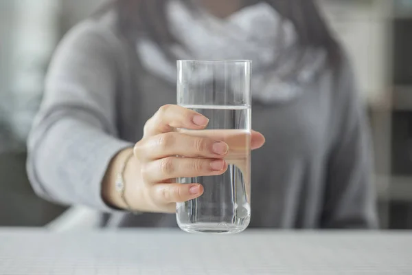 ガラスの水を持っている女性は — ストック写真