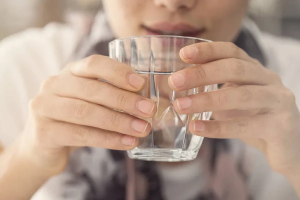 Joven Mujer Bebiendo Vaso Agua — Foto de Stock