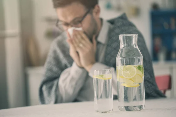 Sjuk Ung Man Och Vatten Med Slide Citron Flaska — Stockfoto