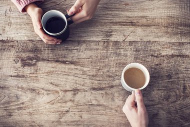 Kahve fincanı, ahşap masa tutarak