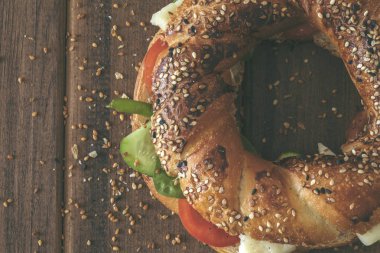 Simit sandviç, simit, ahşap arka plan