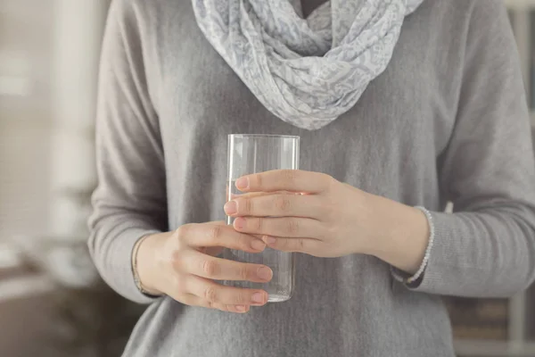 Mujer joven sosteniendo un vaso de agua — Foto de Stock