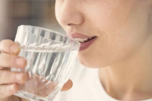 Wanita muda minum segelas air menutup — Stok Foto