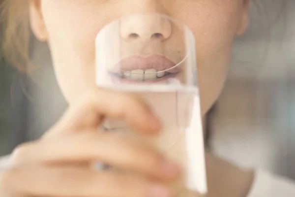 Mujer joven bebiendo agua vista de cerca — Foto de Stock