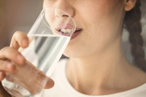 Jovem mulher bebendo copo de água vista de perto — Fotografia de Stock
