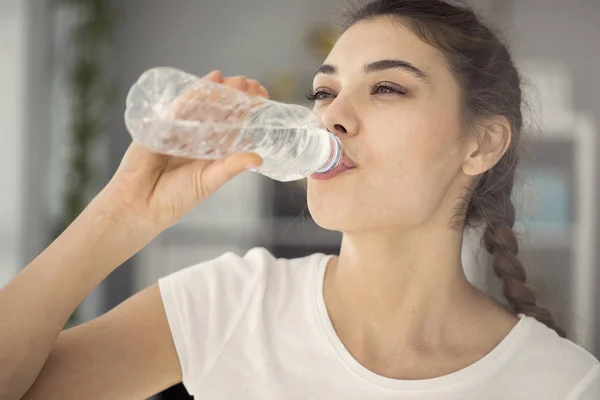 Jovem mulher água potável — Fotografia de Stock