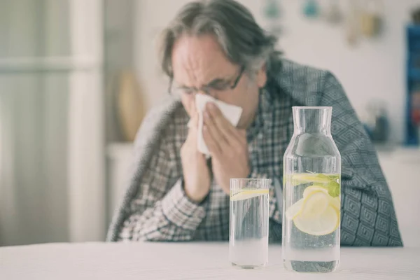 Gripe hombre mayor con manta — Foto de Stock