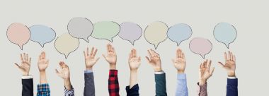 Konuşma balonu ile yükseltilmiş eller