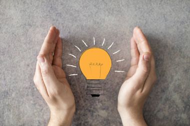 Adam eller enerji ampul ışık kavramı kaydetme