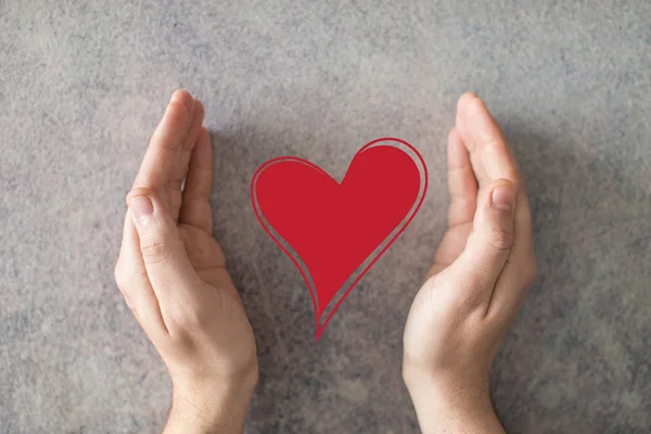 Uomo mani aperte e cuore protettivo — Foto Stock