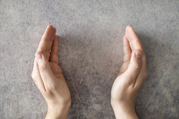 Duas mãos protegendo algo — Fotografia de Stock