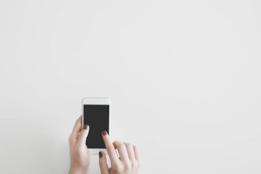 İzole beyaz cep telefonu arka plan kullanarak