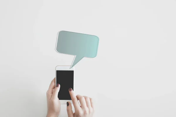 Woman holding mobile phone, writing message — Stock Photo, Image