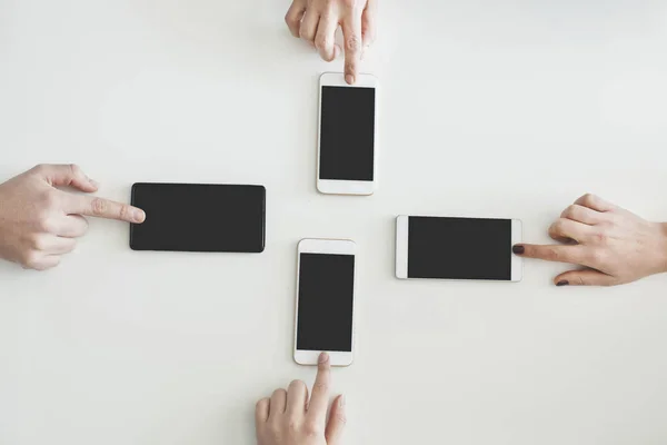 Diferentes personas usando teléfono móvil — Foto de Stock