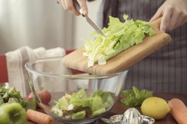 Sağlıklı beslenme salatası hazırlama konsepti