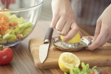 Sağlıklı beslenme salatası hazırlama konsepti