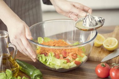 Sağlıklı beslenme salatası hazırlama konsepti