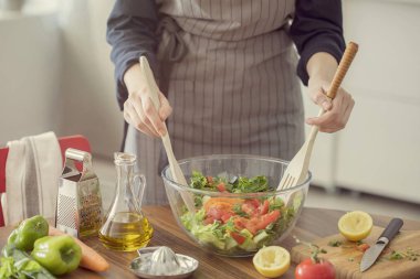 Sağlıklı beslenme salatası hazırlama konsepti