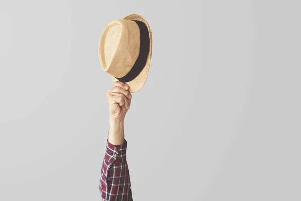 Persona Levantada Mano Sosteniendo Sombrero — Foto de Stock