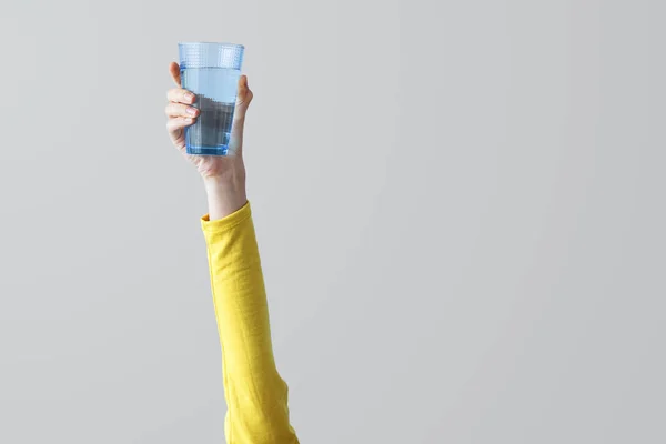 Mulher Segurando Copo Água Levantou Braço — Fotografia de Stock