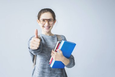 Genç kız öğrencinin parmağını gösterilen