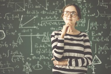 Genç kız öğrenci sınıf Disiplin Kurulu'na düşünme