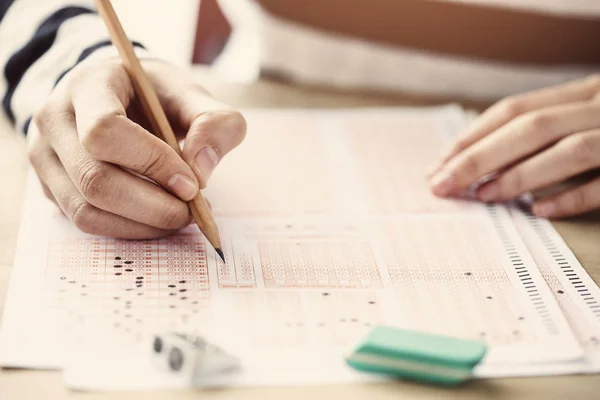 Jonge Vrouwelijke Student Onderzoek — Stockfoto