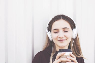 Genç kadın kulaklık ile müzik dinleme