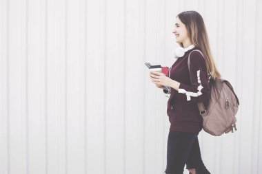 Öğrenci kız dışında sırt çantası ile yürüyüş