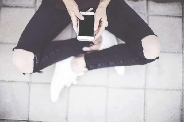 Chica Joven Usando Teléfono Móvil Aire Libre — Foto de Stock