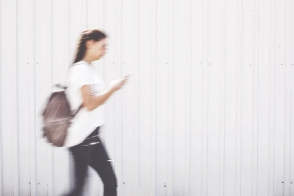 Junge Frau Fuß Und Mit Handy Draußen — Stockfoto