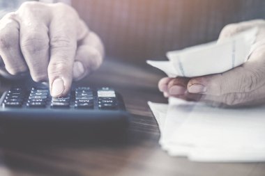 Hesap makinesini kullanarak geri sayıma faturaları kişi