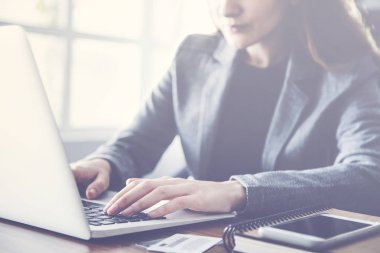 İçinde bilgisayarda çalışan kadın