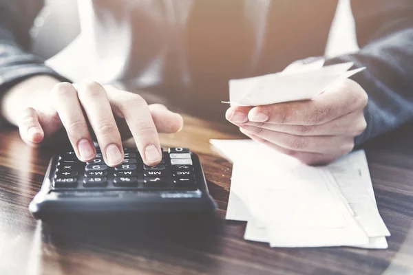 Persoon Met Behulp Van Calculator Tellen Rekeningen — Stockfoto