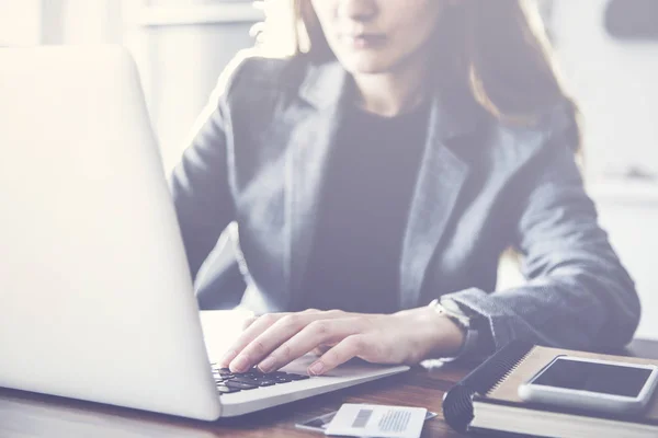 Mujer Que Trabaja Computadora Oficina —  Fotos de Stock