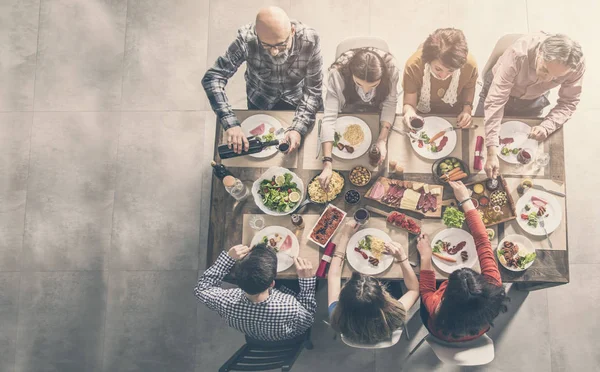 Grupo Personas Cenando Juntas — Foto de Stock