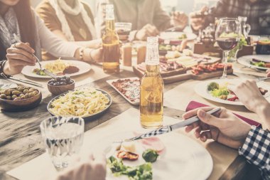 Bir grup insan beraberlik yemek yemek zorunda